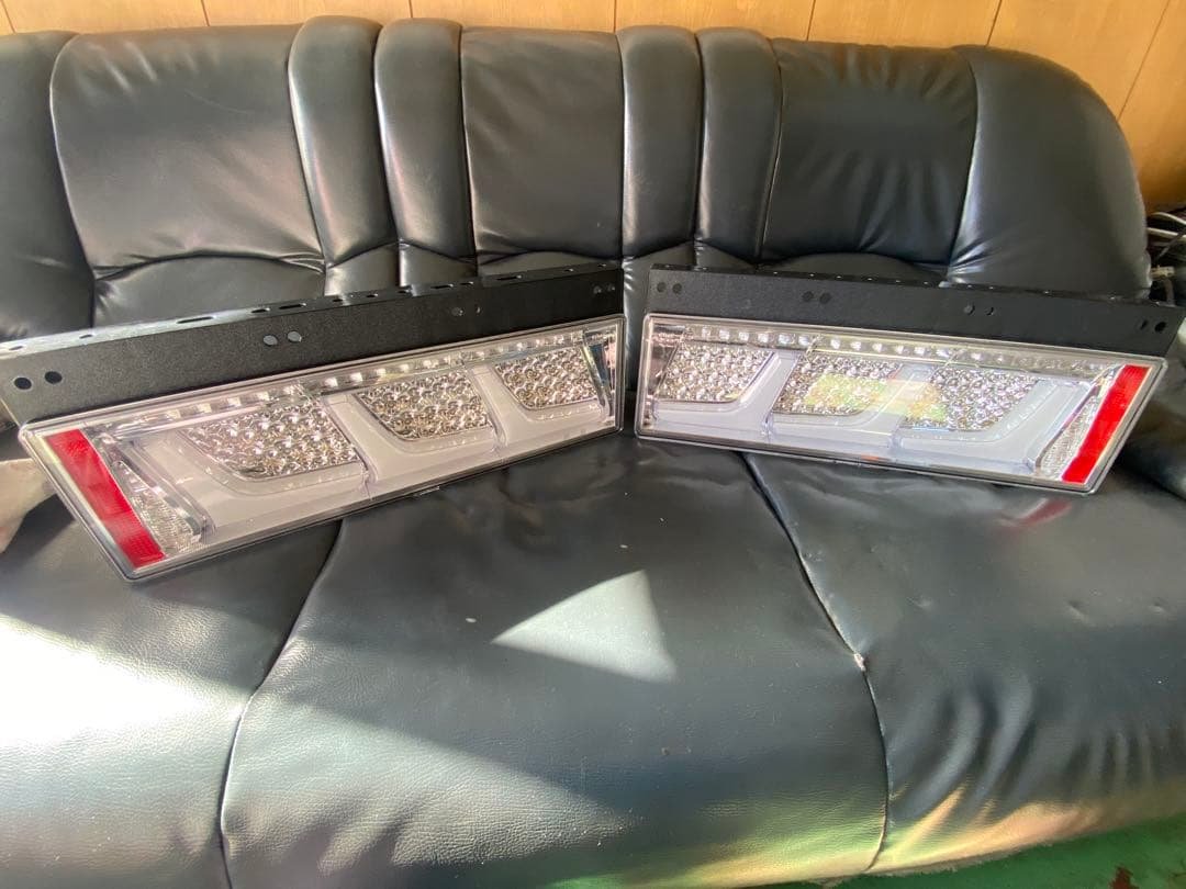 小糸　LED テールランプ　KOITO 3連タイプ　ノーマルターン　左右　② 小糸製作所 トラック用 オール LED テールランプ テールライト 3連