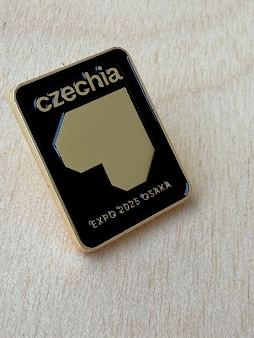 非売品　希少　チェコ館vip専用ピンバッジ　ゴールド　万博　Expo 2025 大阪関西万博】チェコ館 非売品ピンバッジ EXPO2025 - メルカリ